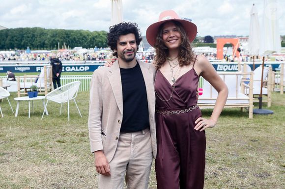 Mais la galère ne s'est pas arrêtée là : "Ça m’a posé problème par la suite ne serait-ce que pour prendre des billets d’avion, car personne ne m’appelait ainsi." 

Vanille Clerc (fille de Julien Clerc et de Virginie Coupérie-Eiffel) et son ex-compagnon - People au prix de Diane à l'hippodrome de Chantilly, France, le 16 juin 2024. © Christophe Clovis / Bestimage