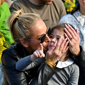 La fillette porte l'animal, tandis que celui-ci l'inonde de léchouilles.

Adriana Karembeu et sa fille Nina durant la première bataille de fleurs du Carnaval de Nice 2022, le 13 février 2022. 

Photo : Bruno Bebert / Bestimage