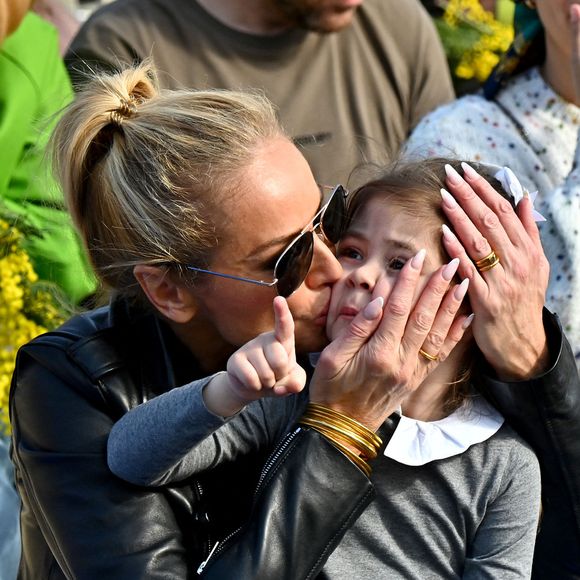 La fillette porte l'animal, tandis que celui-ci l'inonde de léchouilles.

Adriana Karembeu et sa fille Nina durant la première bataille de fleurs du Carnaval de Nice 2022, le 13 février 2022. 

Photo : Bruno Bebert / Bestimage