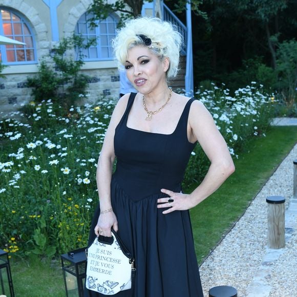 Ysa Ferrer - A l'occasion de la fête des Mères, Adriana Karembeu et Lenôtre s'associent pour créer l'entremets "Nina" au Pré Catelan à Paris le 29 avril 2025.
Cette création à quatre mains est le fruit d'une complicité artistique entre Adriana Karembeu, icône internationale de la mode, ambassadrice engagée, maman au grand cœur et Étienne Leroy Chef Patissier Lenôtre el Champion du Monde de la Pâtisserie.
Pensé comme une rose à offrir, l'entremets « Nina » est symbole de tendresse, de lien et de partage. Cette co-création soutient la Croix-Rouge française, 5% des bénéfices seront reversés à l'association, auprès de laquelle Adriana Karembeu est ambassadrice depuis plus de 25 ans. © Rachid Bellak/Bestimage