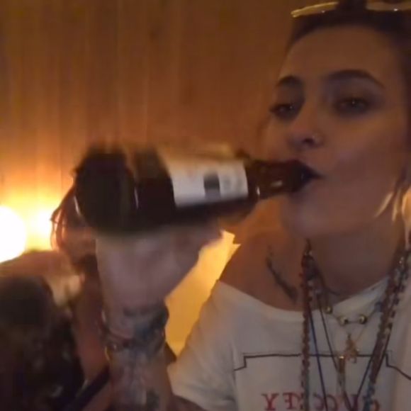 Avant 2020, la fille de Michael Jackson était surtout connue pour sa vie dissolue faite d'alcool...

Paris Jackson © Instagram