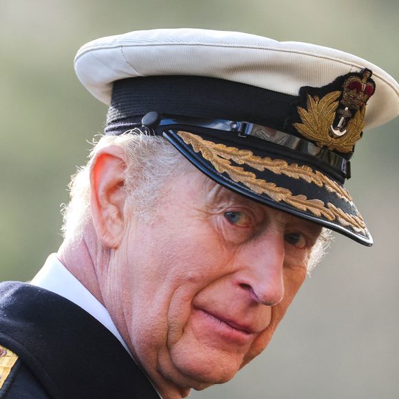 Le roi Charles III d'Angleterre observe les divisions du Lord High Admiral au Britannia Royal Naval College à Dartmouth. Photo par PA Photo/ Bestimage