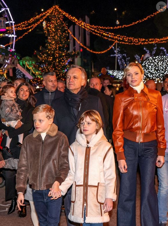 Une décontraction que l'on retrouve dans les looks de Jacques et Gabriella


La princesse Charlene de Monaco avec ses enfants, le prince héréditaire Jacques et la princesse Gabriella, a Inauguré le traditionnel Marché de Noël de Monaco, le 6 décembre 2024. Ils étaient accompagné par le nouveau ministre d'Etat de la Principauté © JC VINAJ / Pool Monaco / Bestimage