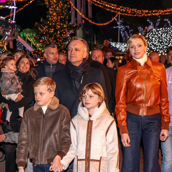 Une décontraction que l'on retrouve dans les looks de Jacques et Gabriella


La princesse Charlene de Monaco avec ses enfants, le prince héréditaire Jacques et la princesse Gabriella, a Inauguré le traditionnel Marché de Noël de Monaco, le 6 décembre 2024. Ils étaient accompagné par le nouveau ministre d'Etat de la Principauté © JC VINAJ / Pool Monaco / Bestimage