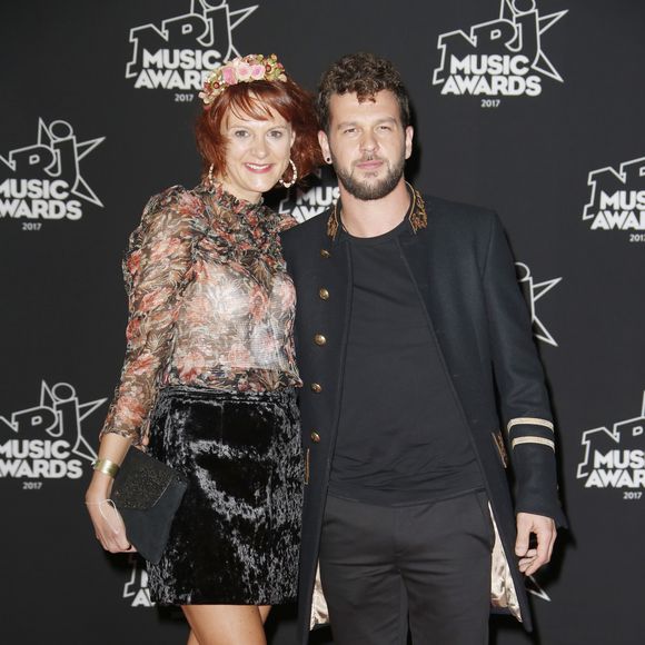 Le duo a vécu "des hauts et des bas" mais reste solide

Claudio Capéo et sa compagne Aurélie Willgallis - 19ème édition des NRJ Music Awards à Cannes. © Christophe Aubert via Bestimage