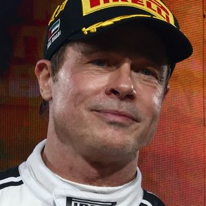 Brad Pitt, l'acteur qui incarne Sonny Hayes, pilote de l'écurie fictive Apex APXGP de F1 dans le prochain film « F1 » de Joseph Kosinski, tourne une scène lors du Grand Prix de Formule 1 d'Abu Dhabi sur le circuit de Yas Marina. Abu Dhabi, Émirats arabes unis, le 8 décembre 2024. Photo de Beat Zawrzel/Zuma Press Wire/ABACAPRESS.COM