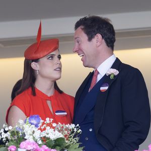 "Jack et moi sommes ravis d’annoncer la naissance de notre petite fille Brooksbank !! Nous sommes complètement sous le charme de notre petite puce", a-t-elle écrit.

La princesse Eugenie d'York et son mari Jack Brooksbank lors de la cinquième et dernière journée des courses hippiques de Royal Ascot, à Ascot (Berkshire, Royaume-Uni), le 21 juin 2025.

© GOFF  / BESTIMAGE