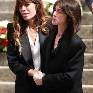 Charlotte Gainsbourg et Lou Doillon ont rendu hommage à leur soeur Kate Barry.

Lou Doillon et Charlotte Gainsbourg - Sorties des obsèques de Jane Birkin en l'église Saint-Roch à Paris.
© Jonathan Rebboah / Panoramic / Bestimage