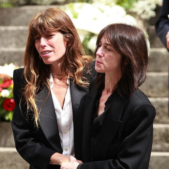 Charlotte Gainsbourg et Lou Doillon ont rendu hommage à leur soeur Kate Barry.

Lou Doillon et Charlotte Gainsbourg - Sorties des obsèques de Jane Birkin en l'église Saint-Roch à Paris.
© Jonathan Rebboah / Panoramic / Bestimage