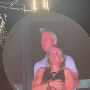 Info - Andy Byron, l'ancien PDG d'Astronomer, attaque en justice le groupe Coldplay - Lors d'un concert de Coldplay au Gillette Stadium de Boston, une séquence qui devait être amusante est vite devenue très gênante. Comme souvent dans les stades américains, une "Kiss Cam" - une caméra qui filme un couple dans la foule pour les inviter à s'embrasser s'est arrêtée sur deux spectateurs proches et visiblement complices. Le chanteur Chris Martin a commenté la scène sur le ton de l'humour : "Oh regardez ces deux-là... Comment ça va ? Hein ? Soit ils ont une liaison, soit ils sont juste très timides", a-t-il lancé en riant. Une blague qui allait se révéler étrangement juste...
Coldplay a accidentellement révélé une prétendue liaison entre Andy Byron, PDG d'Astronomer (une grosse entreprise américaine) et sa collègue Kristin Cabot à leur concert avec la Love Cam. Problème : les deux seraient mariés.. mais pas ensemble !
Les deux personnes filmées étaient Andy Byron, PDG de la société Astronomer, et Kristin Cabot, cadre de la même entreprise. Problème : Andy Byron est marié et père de famille. Pris au dépourvu par la caméra et les projecteurs, le duo a rapidement détourné les yeux, s'est couvert le visage, puis a quitté précipitamment la zone sous les rires du public.
Très vite, la vidéo a été diffusée sur TikTok, Instagram, X et d'autres plateformes. Le clip est devenu viral, provoquant un tollé en ligne.
Le scandale ne reste pas cantonné à la sphère privée. Astronomer, l'entreprise dirigée par Andy Byron, est valorisée à plus d'un milliard de dollars. Voir son PDG - et la responsable des ressources humaines - exposés dans une situation aussi délicate risque d'avoir de lourdes répercussions internes.
X via Bestimage