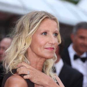 Avant de devenir la chouchoute des Français et d'exploser à l'écran, Alexandra Lamy a enchaîné les petits boulots pour joindre les deux bouts.

Alexandra Lamy - Montée des marches du film " Le deuxième acte " pour la cérémonie d'ouverture du 77ème Festival International du Film de Cannes, au Palais des Festivals à Cannes.