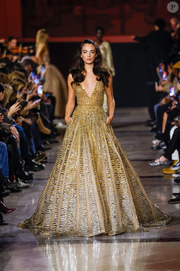 En parallèle, elle s'est aussi lancée dans une carrière d'actrice comme ses parents

Deva Cassel - Défilé Elie Saab, Collection Haute Couture Printemps/Eté 2026 lors de la Fashion Week de Paris (PFW) au Musée Rodin, à Paris, France, le 28 janvier 2026. © Bestimage