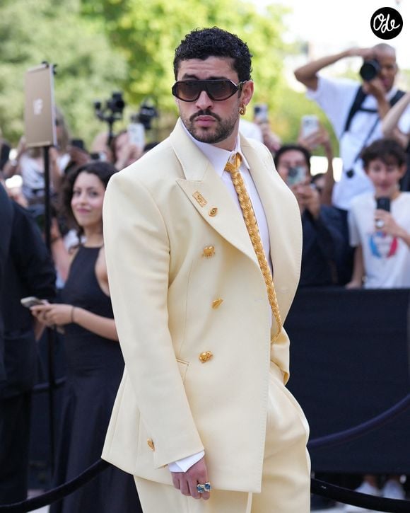 Bad Bunny assiste au défilé Schiaparelli Haute Couture Automne/Hiver 2026/2027 dans le cadre de la Fashion Week de Paris le 6 juillet 2026 à Paris, France. (Crédit © Lucia Sabatelli)