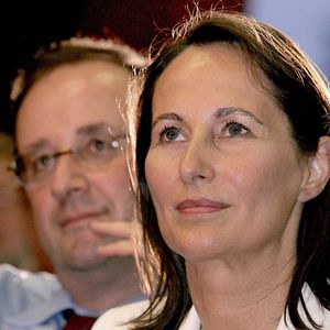 Le leader socialiste français François Hollande et la présidente de la région Poitou Charente Ségolène Royal, participent à un meeting pour le "oui" à la Constitution européenne, à Angoulême, dans l'ouest de la France, le 2 mai 2005. Photo par Patrick Bernard/ABACA.