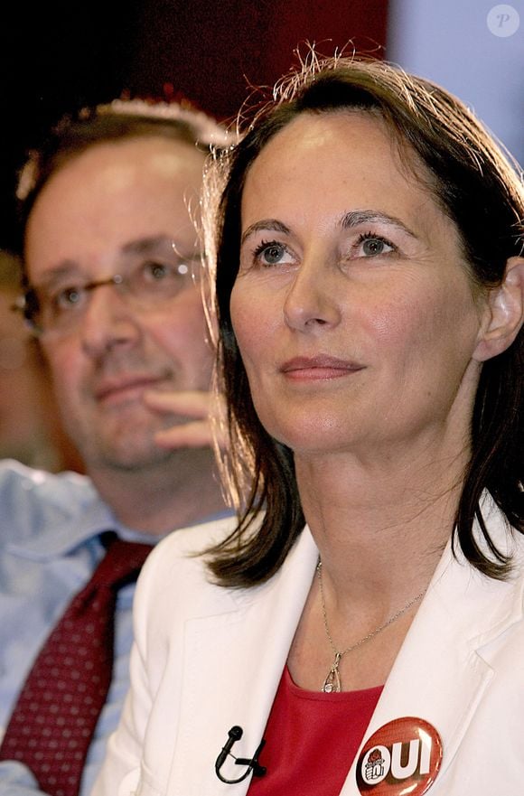 Le leader socialiste français François Hollande et la présidente de la région Poitou Charente Ségolène Royal, participent à un meeting pour le "oui" à la Constitution européenne, à Angoulême, dans l'ouest de la France, le 2 mai 2005. Photo par Patrick Bernard/ABACA.