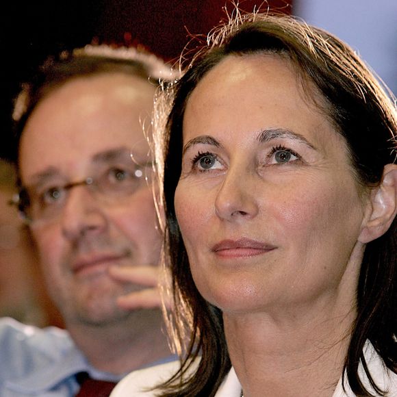 Le leader socialiste français François Hollande et la présidente de la région Poitou Charente Ségolène Royal, participent à un meeting pour le "oui" à la Constitution européenne, à Angoulême, dans l'ouest de la France, le 2 mai 2005. Photo par Patrick Bernard/ABACA.