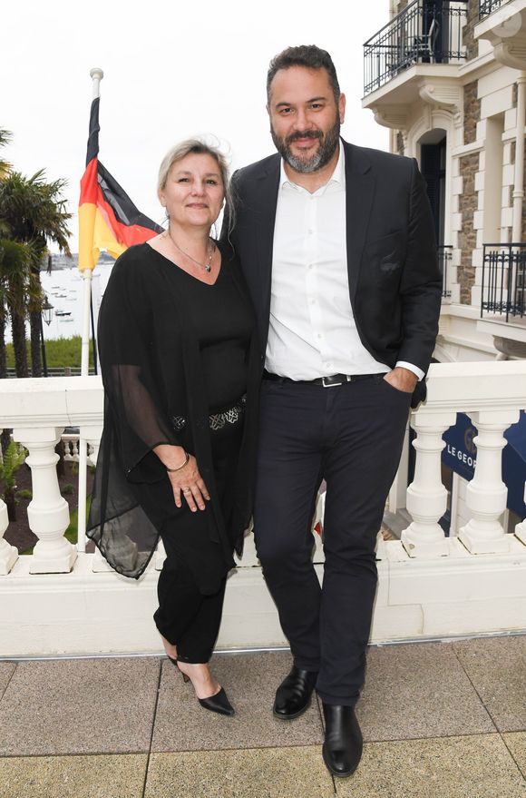 Bruce Toussaint et sa femme Catherine lors de l'inauguration de l'hôtel Barrière Le Grand Hôtel Dinard, après cinq mois de rénovation, à Dinard, France, le 15 juin 2019. L'établissement, propriété du groupe Barrière, a rouvert ses portes le 12 avril. Rénovation des cuisines, décoration, mobilier et espace bien-être repensés. L’hôtel 5 étoiles, construit en 1858, passe de 89 à 86 chambres pour créer une suite supplémentaire et deux suites juniors avec portes communicantes. Toutes ont été refaites du sol au plafond. © Coadic Guirec/Bestimage