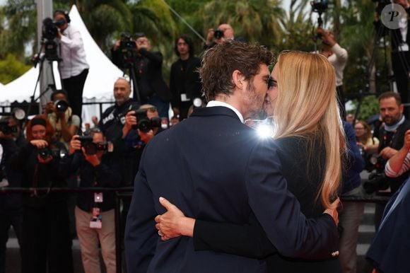 18 mai 2026, Cannes, Côte D'azur, France : NIELS SCHNEIDER et VIRGINIE EFIRA s'embrassent sur le tapis rouge pour la projection de L'Inconnu lors du 79ème Festival International du Film de Cannes au Palais des Festivals à Cannes, France (Credit Image : © Mickael Chavet/ZUMA Press Wire / Bestimage)