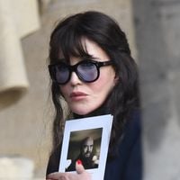 Dernier voyage de Jean-Paul Rappeneau : Isabelle Adjani, visage solennel croise Catherine Deneuve, bouquet d'épi de blé à la main