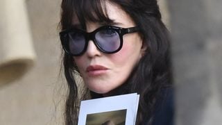 Dernier voyage de Jean-Paul Rappeneau : Isabelle Adjani, visage solennel croise Catherine Deneuve, bouquet d'épi de blé à la main