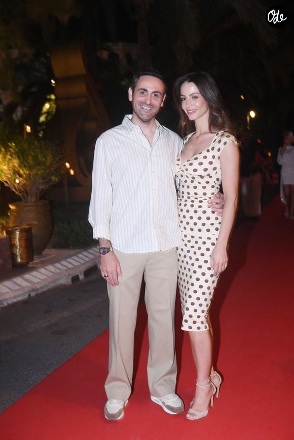 Mais c'est l'animateur star de TF1, Camille Combal, qui a fait l'une des apparitions les plus remarquées.

Camille Combal et sa femme Marie lors de la 1re édition du Marrakech Comedy Festival, le 6 juin 2026

© Rachid Bellak / Bestimage