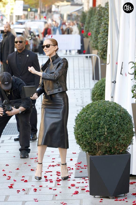 Céline Dion salue ses fans à la sortie de l’hôtel Royal Monceau à Paris avant de rejoindre La Plenitude Arena de Paris La Défense pour poursuivre sa série de concerts le 14 octobre 2026. © Christophe Aubert/Bestimage