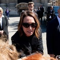 Laura Smet, qui a salué le public, et de nombreuses personnalités ont accompagné Nathalie Baye pour son repos éternel