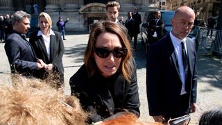 Laura Smet, qui a salué le public, et de nombreuses personnalités ont accompagné Nathalie Baye pour son repos éternel