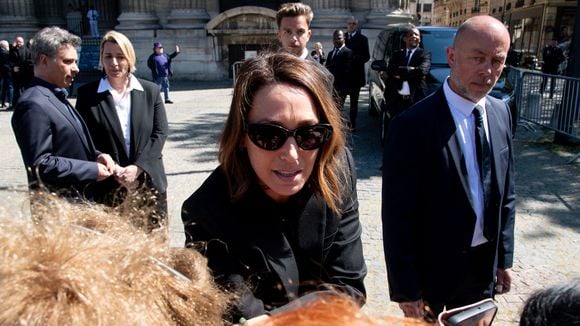 Laura Smet, qui a salué le public, et de nombreuses personnalités ont accompagné Nathalie Baye pour son repos éternel