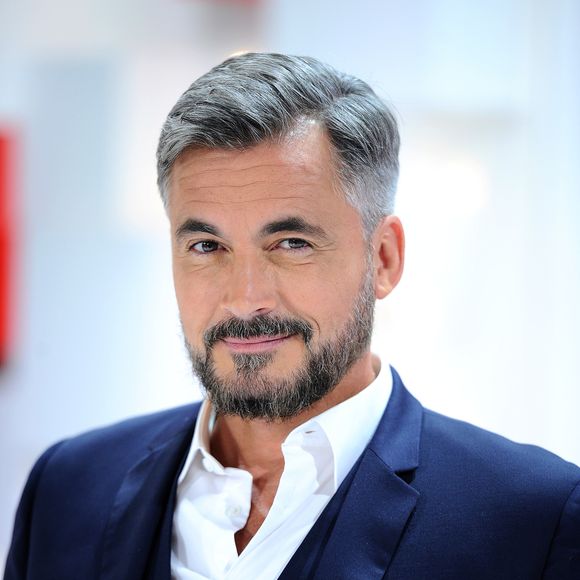M6 déprogramme #Pandore. Les deux dernières soirées seront liquidées le mardi 6 janvier de 21h10 à 1h45. La finale du 12 janvier est remplacée par un prime time inédit de #LaRoueDeLaFortune", annonce notre confrère le 31 décembre sur X.

Exclusif - Olivier Minne - Enregistrement de l'émission "Vivement Dimanche" au studio Gabriel à Paris le 29 octobre 2018. L'émission sera diffusée le 4 novembre 2018 . © Guillaume Gaffiot/Bestimage