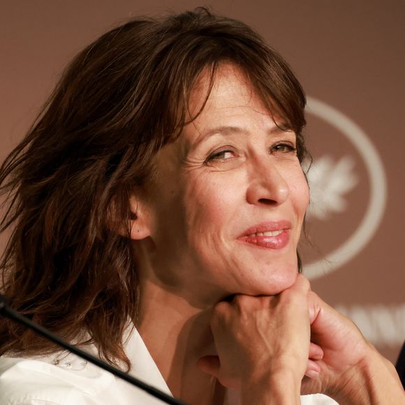 Vincent Żuławski, fils de Sophie Marceau, dévoile une rare photo de sa sœur Juliette Lemley.

Sophie Marceau lors de la Conférence de presse du film "Tout s'est bien passé" lors du Festival de Cannes.

Photo : Borde / Jacovides / Moreau / Pool / Bestimage