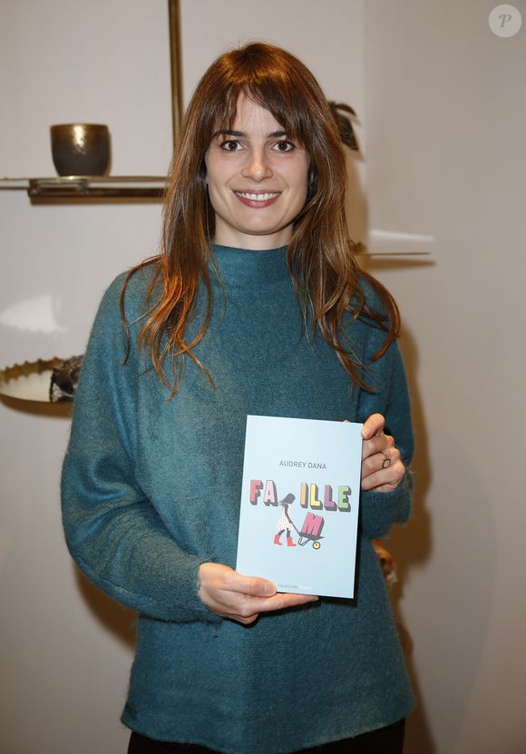 Juliette Chêne - Audrey Dana dédicace son premier roman "Famille" au Boudoir de Gabriella Cortese "Antik Batik" à Paris, le 17 janvier 2019. © Marc Ausset-Lacroix/Bestimage