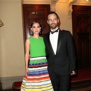 Quand elle était encore mariée à Benjamin Millepied

Natalie Portman (chaussures Dior, robe Dior Haute Couture) et Benjamin Millepied - Gala d'ouverture de la saison du Ballet de l'Opéra national de Paris, le 24 septembre 2015. © BORDE-JACOVIDES / BESTIMAGE