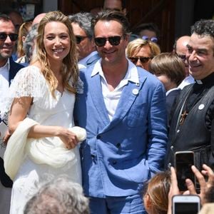 Nathalie Baye, Bernard Montiel, David Hallyday - Mariage de Laura Smet et Raphaël Lancrey-Javal à l'église Notre-Dame des Flots au Cap-Ferret le jour de l'anniversaire de son père Johnny Hallyday le 15 juin 2019.