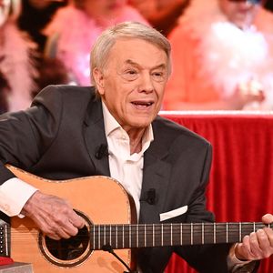 Tant que sa voix le suit, le chanteur veut faire profiter son public.

Salvatore Adamo - Enregistrement de l'émission "Vivement Dimanche", présentée par M.Drucker.
© Guillaume Gaffiot / Bestimage