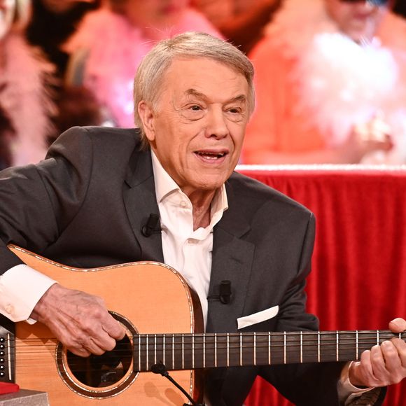 Tant que sa voix le suit, le chanteur veut faire profiter son public.

Salvatore Adamo - Enregistrement de l'émission "Vivement Dimanche", présentée par M.Drucker.
© Guillaume Gaffiot / Bestimage