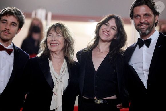 Mathieu Ageron, Jane Birkin (habillée en Céline) et sa fille Charlotte Gainsbourg, Romain Rousseau - Montée des marches du film «Jane par Charlotte» lors du 74ème Festival International du Film de Cannes. Le 7 juillet 2021
© Borde-Jacovides-Moreau / Bestimage