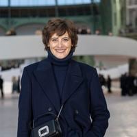 Inès de la Fressange : Combien coûtent les vêtements de sa marque, symbole du chic parisien ?
