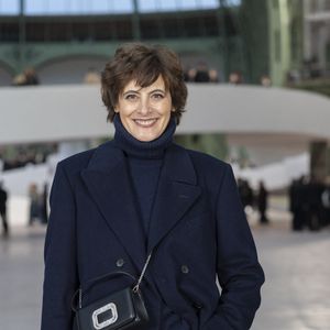 Icône absolue de la mode française, Inès de la Fressange incarne depuis des décennies la quintessence du chic parisien.

Inès de La Fressange au défilé Chanel au Grand Palais, "Collection Haute Couture Printemps/Eté" lors de la Fashion Week de Paris.

© Olivier Borde / Bestimage