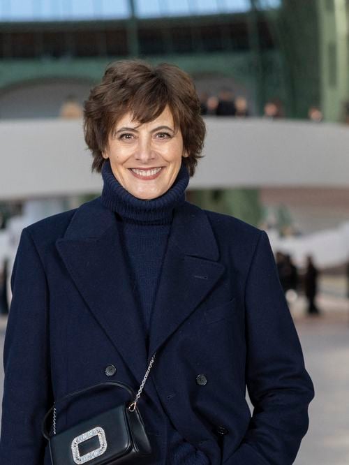 Inès de la Fressange : Combien coûtent les vêtements de sa marque, symbole du chic parisien ?