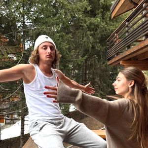 A en croire son carrousel, le petit-ils de Jean-Claude camus était accompagné de Stella Belmondo, la fille cadette du regretté Jean-Paul Belmondo, qu'il a eue avec Natty Tardivel en 2003.