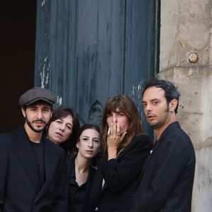 Marlowe (fils de Lou Doillon), Ben Attal, Charlotte Gainsbourg, Alice Attal, Lou Doillon, Roman de Kermadec (fils de Kate Barry) - Arrivées des célébrités aux obsèques de Jane Birkin en l'église Saint-Roch à Paris. Le 24 juillet 2023
© Jacovides-KD Niko / Bestimage