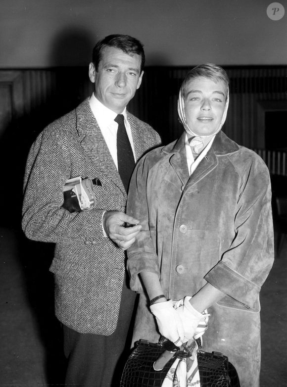 Les stars du cinéma français Yves Montand et Simone Signoret arrivent à l'aéroport de Londres en provenance de Paris pour assister à l'ouverture du film "Les sorcières de Salem", dans lequel ils jouent pour la première fois, Londres, Royaume-Uni, le 26 août 1957. Photo Pa Photos/Abaca