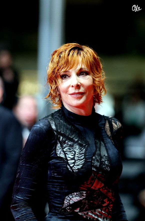 "C'est un bienfait extraordinaire. Je suis très persévérante, un peu bornée même ! Je vais au parc Monceau quand j'en ai l'occasion, mais pour m'y promener simplement.", a-t-elle confié.

Mylène Farmer - Montée des marches du film « Dalloway » lors du 78ème Festival International du Film de Cannes, au Palais des Festivals à Cannes. Le 15 mai 2025
© Jacovides-Moreau / Bestimage