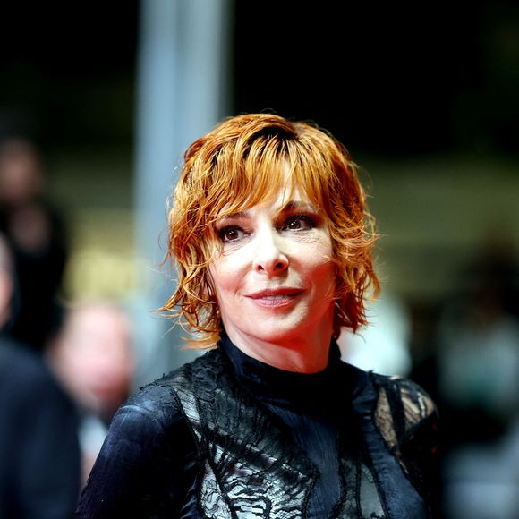 "C'est un bienfait extraordinaire. Je suis très persévérante, un peu bornée même ! Je vais au parc Monceau quand j'en ai l'occasion, mais pour m'y promener simplement.", a-t-elle confié.

Mylène Farmer - Montée des marches du film « Dalloway » lors du 78ème Festival International du Film de Cannes, au Palais des Festivals à Cannes. Le 15 mai 2025
© Jacovides-Moreau / Bestimage