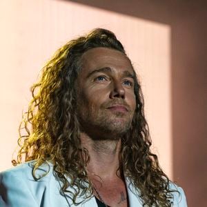 Exemple dans une vidéo pleine d'humour et de tendresse, dans laquelle il négocie le rangement de la chambre avec son fils.

Julien Doré partage une vidéo tendre et amusante avec son fils de 4 ans.

Julien Doré en concert au festival du Printemps de Pérouges au Château de Saint-Maurice-de-Rémens. 

Photo : Sandrine Thesillat / PsNewZ / Bestimage