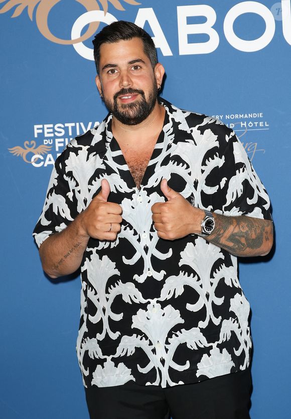 Ayant perdu plus de 25 kilos ces dernières années, Artus a justement évoqué sa perte de poids le mardi 5 août 2025 sur RTL, alors qu'il assurait la promotion de son nouveau one-man show

Artus - 38ème festival du film de Cabourg le 13 juin 2024. Les Journées romantiques du 38ème Festival du film de Cabourg (Calvados) auront lieu du 12 au 16 juin. © Coadic Guirec/Bestimage