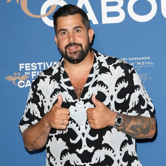 Ayant perdu plus de 25 kilos ces dernières années, Artus a justement évoqué sa perte de poids le mardi 5 août 2025 sur RTL, alors qu'il assurait la promotion de son nouveau one-man show

Artus - 38ème festival du film de Cabourg le 13 juin 2024. Les Journées romantiques du 38ème Festival du film de Cabourg (Calvados) auront lieu du 12 au 16 juin. © Coadic Guirec/Bestimage