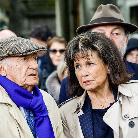 Anne Sinclair et son compagnon Pierre Nora - Sorties des obsèques de l'avocat pénaliste, ancien ministre, grand officier de la Légion d'honneur, Georges Kiejman au cimetière du Montparnasse dans le 14ème arrondissement de Paris, France, le 12 mai 2023. © Cyril Moreau/Bestimage