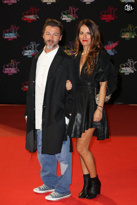 Une façon de pérenniser ce qu'il construit avec sa musique et de permettre à sa progéniture de s'épanouir sans crainte ni pression...  

Christophe Maé et son épouse Nadège Sarron arrivent sur le tapis rouge des NRJ Music Awards 2019 au Palais des Festivals, à Cannes, dans le sud de la France, le 9 novembre 2019. Photo : Shootpix/Abaca